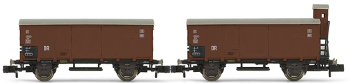 Arnold 6091 - Set x 2 closed wagons G02  one with and one without brakeman’s cab DR