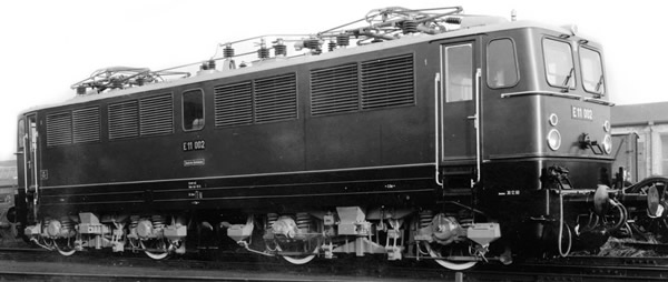 Arnold HN2305 - German Electric Locomotive Class E11 002 of the DR (Digital)