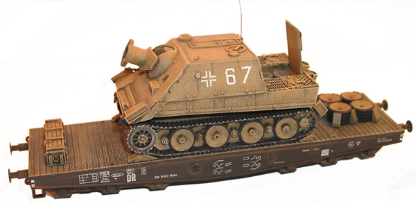 Artmaster 80222 - TIGER assault tank loaded on rr-transport