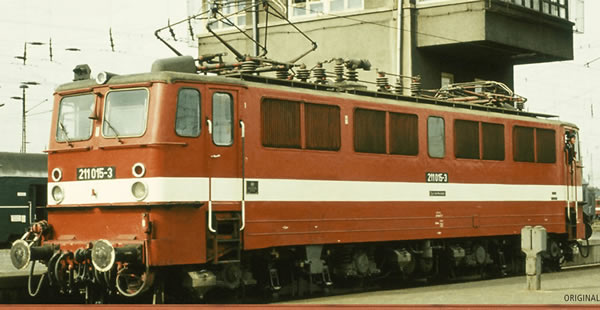 Brawa 43118 - German Elewctric Locomotive 211 of the DR (DC Analog Basic Plus)