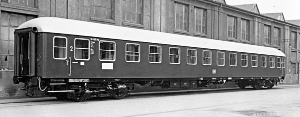 Brawa 58079 - German Passenger Coach B4ümg-54 of the DB