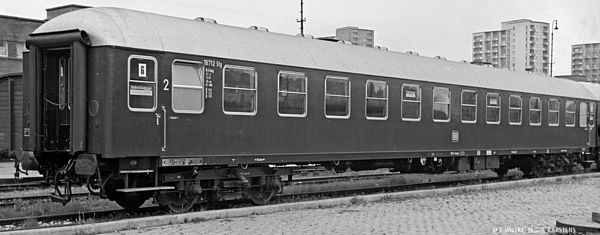 Brawa 58080 - German Passenger Coach B4ümg-54 of the DB