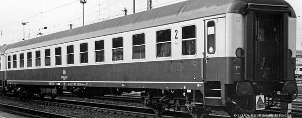 Brawa 58094 - German Passenger Coach Bm 238 of the DB