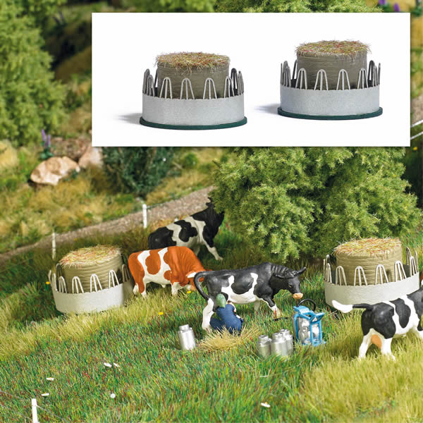 Busch 1388 - Cattle hay racks with bales of hay