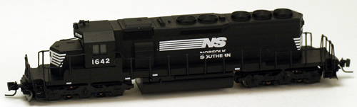Consignment MT97001061 - Micro Trains 97001061 USA Diesel Locomotive SD40-2 of the NS - 1642