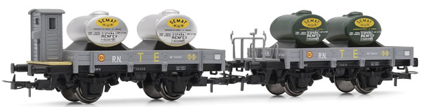 Electrotren E19024 - 2pc Unified Flat Wagon TE Set, one with brakemans cab, both loaded with tanks