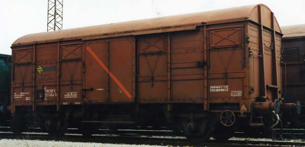 Electrotren HE6019 - 2pc 2-axle wagons J2 Vagón Aislante, one with red rear light