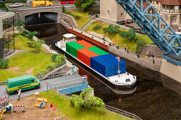 Faller 131013 - River freighter with containers