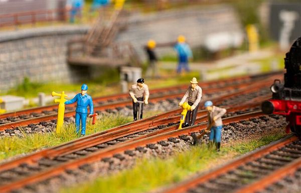 Faller 180238 - Railway construction workers & signal horn Figurine set with mini sound effect