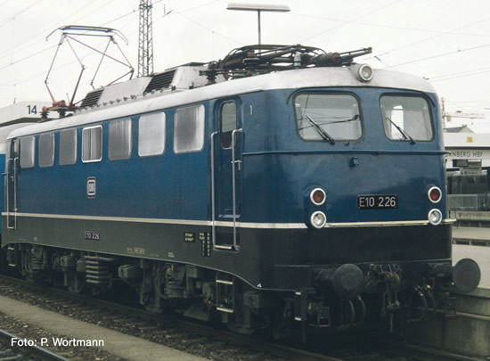 Fleischmann 733601 - German Electric Locomotive E10 226 of the DB