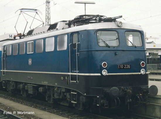 Fleischmann 733671 - German Electric Locomotive E10 226 of the DB (Sound)