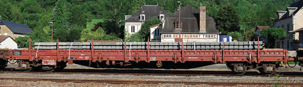 Fleischmann 828819 - French Flat Car with Sideboards Res loaded w. Track