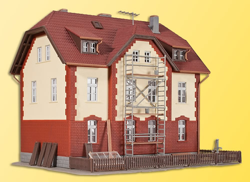 Kibri 39315 - H0 Railwayman house with scaffold and annexe