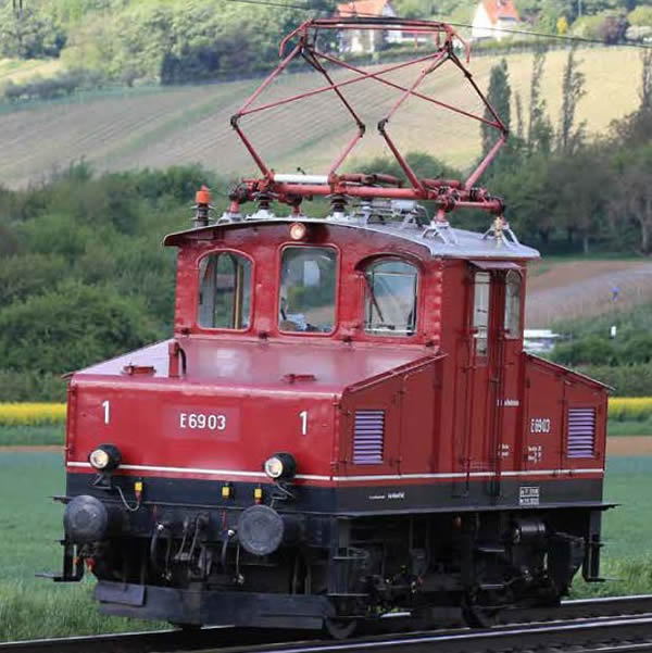 KM1 106902 - German Electric Locomotive E69 03 of the DB (green)