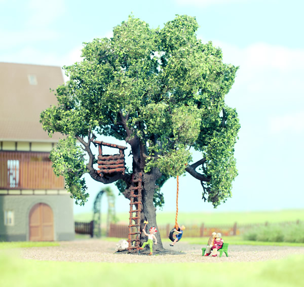 Noch 21768 - Oak with Treehouse