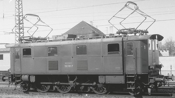 Piko 51416 - German Electric Locomotive BR 132 of the DB (Sound)