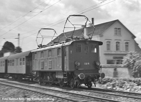 Piko 51419 - German Electric Locomotive E 32 15 of the DB (Sound Decoder)