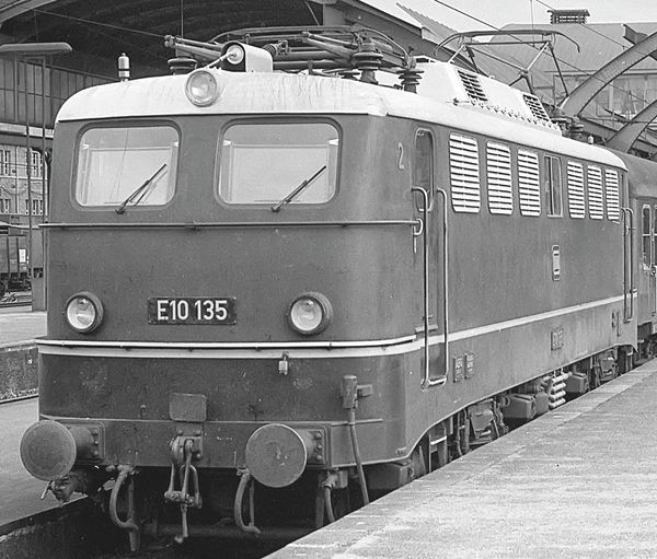 Piko 51746 - German Electric Locomotive E 10 of the DB (Sound)