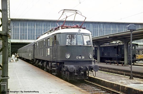 Piko 51931 - German Electric Locomotive E 18 of the DB (Sound Decoder)