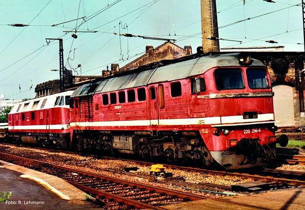 Piko 52900 - German Diesel Locomotive Class 220 of the DR