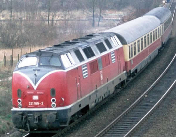 Piko 59116 - Starter Set - German Diesel Locomotive BR 221 & Passenger Cars of the DB (Sound)