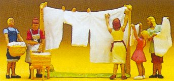Preiser 10050 - Women hanging laundry  5/