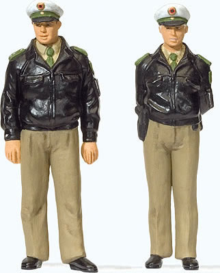 Preiser 44900 - Standing police officers in green uniform