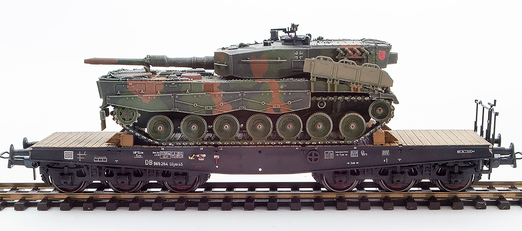 REI Models 6870186 - German Camoflaged Leopard 2A4 loaded on a six