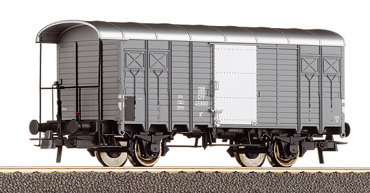 Roco 47503 - Covered Freight Car w. Brakemans Platform