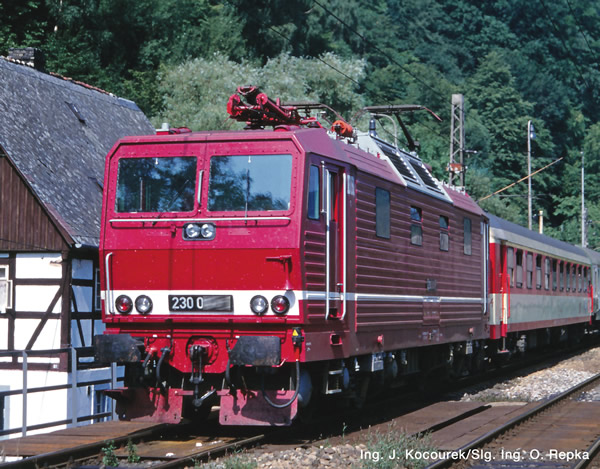 Roco 71219 - German Electric locomotive class 230 of the DR