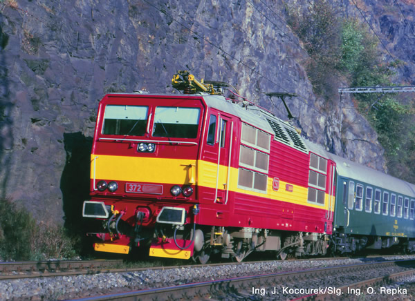 Roco 71221 - Czech Electric locomotive class 372 of the CSD
