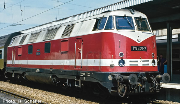 Roco 73892 - Diesel locomotive class 118, DR