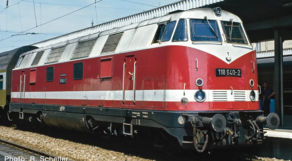 Roco 73893 - Diesel locomotive class 118, DR