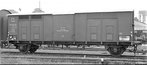 Roco 76163 - Italian 3 Piece Pitched Roof Freight Car Set of the FS