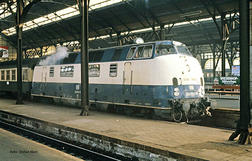 Tillig 02503 - Diesel Locomotive BR 220 of the DB