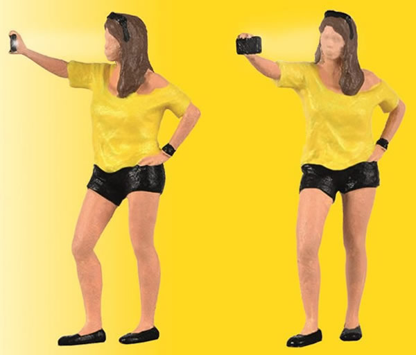 Viessmann 1551 - H0 Woman snaps selfie, with flashlight