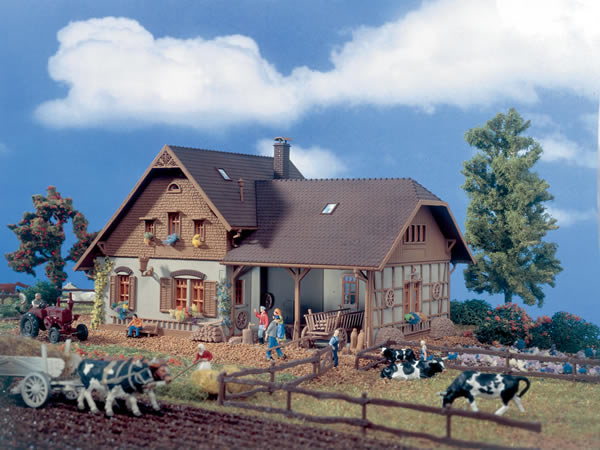 Vollmer 43744 - Farm with shed